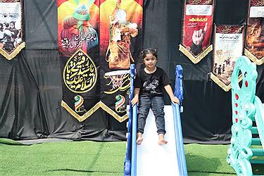 تصویر خدمت رسان موکب آبشار عاطفه‌ها در مسیر اربعین 1404 از پنجره دوربین (16 مردادماه)